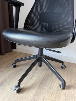 Silla de oficina IKEA con reposabrazos