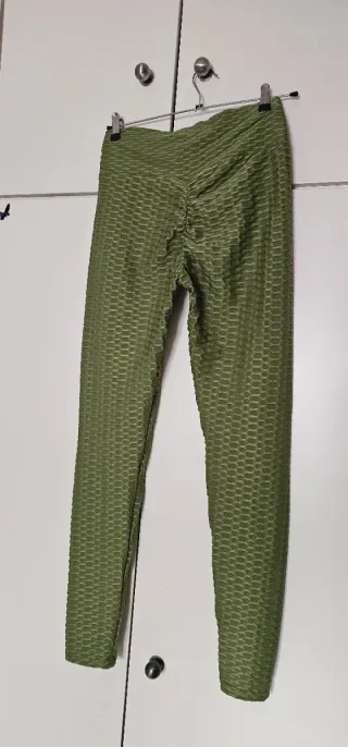 Mallas verdes con frunce en glúteo