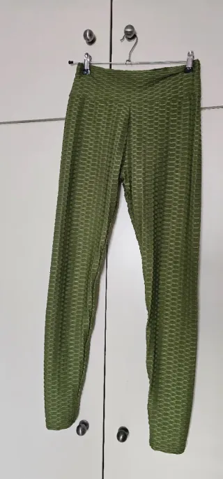 Mallas verdes con frunce en glúteo