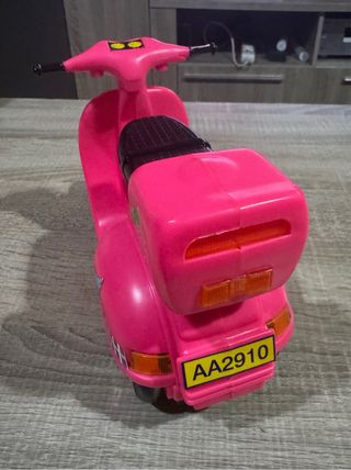 Vespa rosa giocattolo per bambole