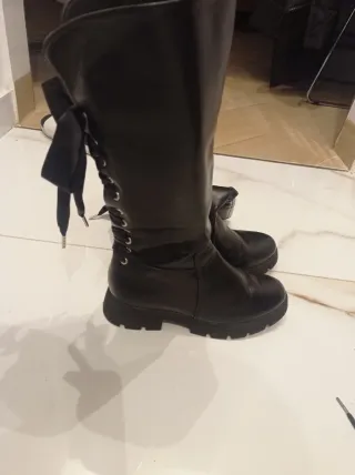 Botas altas negras con cordones