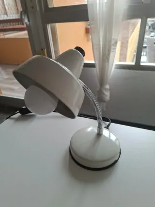 Lámpara de escritorio blanca