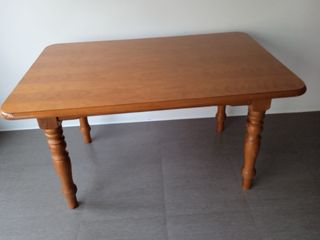Mesa de comedor o cocina de madera