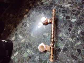 Tirador de puerta dorado con pomo