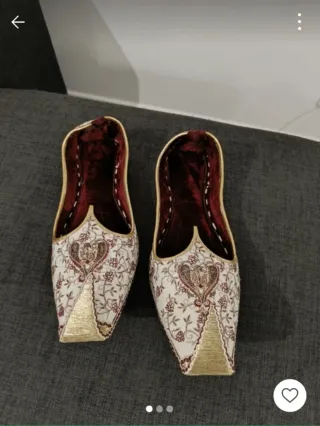 Zapatos hindúes bordados dorados y blancos