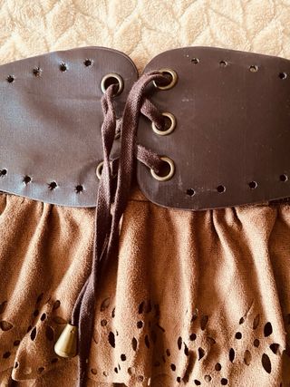 Falda marrón con volantes y detalles