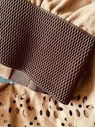 Falda marrón con volantes y detalles