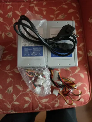 2 Fuentes de Alimentación PC