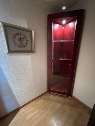Rinconera con luz y puertas de crista