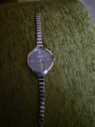 Reloj de pulsera plateado y negro