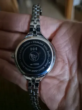 Reloj de pulsera plateado y negro