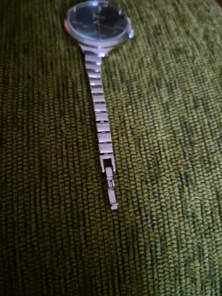 Reloj de pulsera plateado y negro