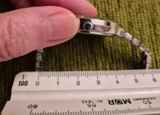 Reloj de pulsera plateado y negro