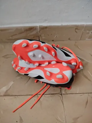 Botas de fútbol Adidas Predator Negras y Rojas