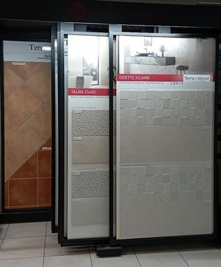 Expositor de azulejos con paneles correderos