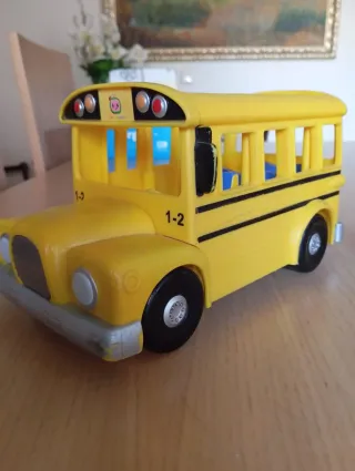 AUTOBÚS MUSICAL COCOMELON CON FIGURA.