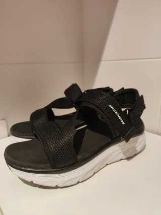 Sandalias Skechers D Lux Walker Mujer Negras