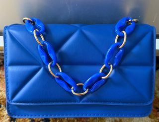 Bolso azul con cadena dorada