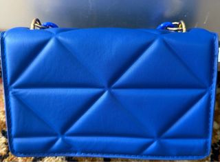 Bolso azul con cadena dorada
