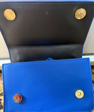 Bolso azul con cadena dorada