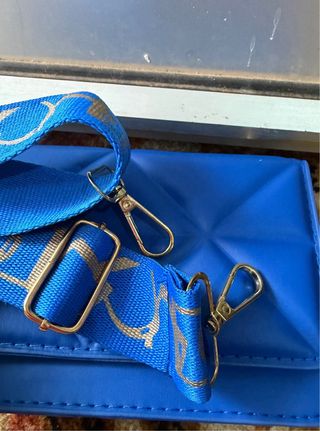 Bolso azul con cadena dorada