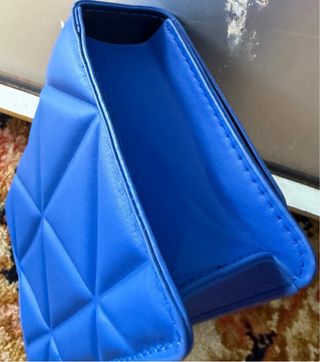 Bolso azul con cadena dorada