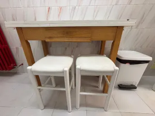 Mesa cocina y 2 taburetes polipiel