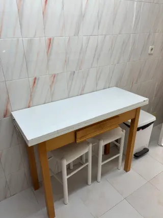 Mesa cocina y 2 taburetes polipiel