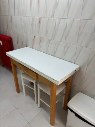 Mesa cocina y 2 taburetes polipiel