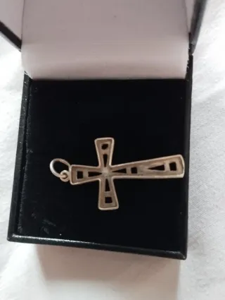 Cruz de plata con diseño calado