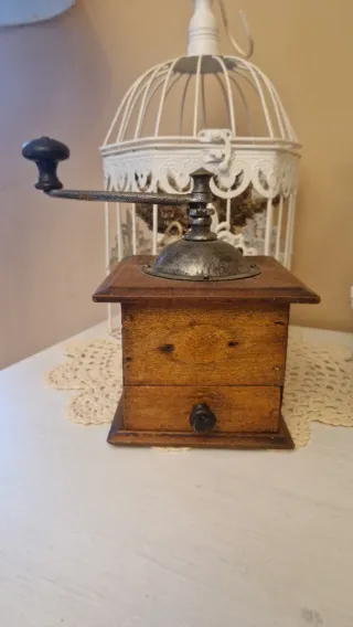 Macinino da caffè vintage in legno