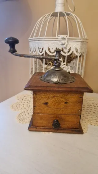 Macinino da caffè vintage in legno