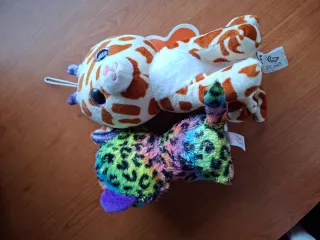 2 Peluches Gato y Jirafa