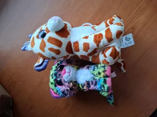 2 Peluches Gato y Jirafa