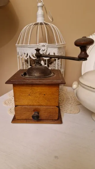 Macinino da caffè antico in legno