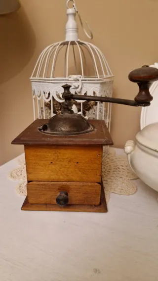 Macinino da caffè antico in legno