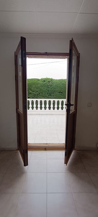 Puerta doble aluminio madera cristal