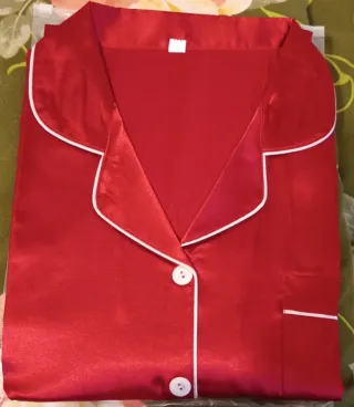 Pijama Satén Rojo con Ribete Blanco