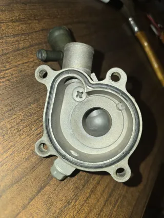 Bomba de agua Hyosung GT 640 R usada