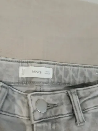 Pantalones vaqueros grises rectos