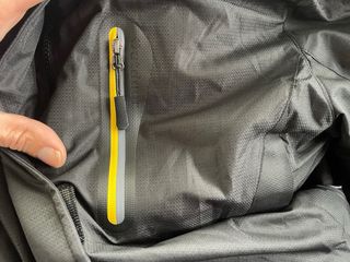 Chaqueta Negra Impermeable Forrada