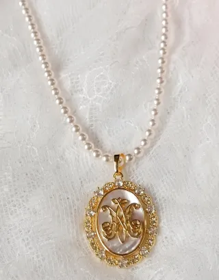 Collar y medalla Avemaría nácar y oro