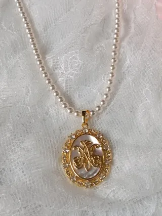 Collar y medalla Avemaría nácar y oro