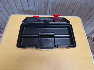 Caja de herramientas negra y roja