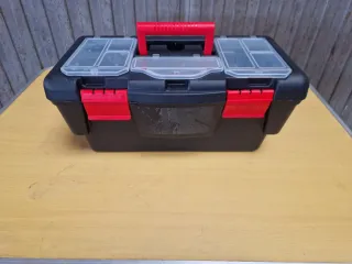 Caja de herramientas negra y roja