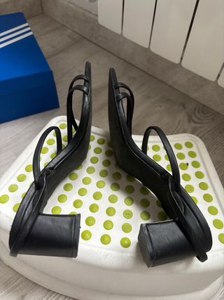 Sandalias tacón Pull&Bear negras