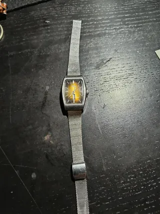 Reloj de pulsera plateado y dorado