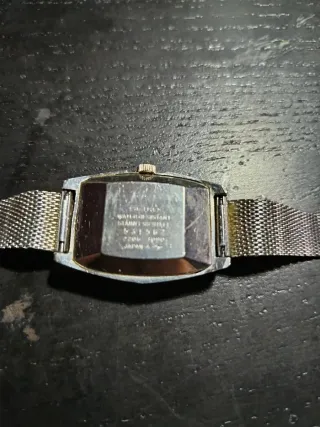 Reloj de pulsera plateado y dorado