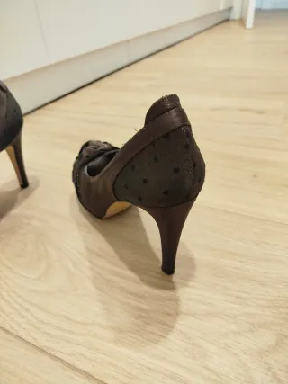 Tacones marrón chocolate con lunares y bolso
