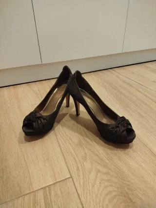 Tacones marrón chocolate con lunares y bolso